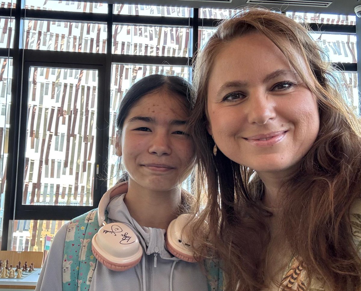 A new chapter...😎 A small thing that reminds me that everything is in a move, changing.
So, people usually ask for my autograph on books, badges, t-shirts, and even on their hands, but this was a new request at the Osaka EXPO🇯🇵  This talented girl asked for it on her