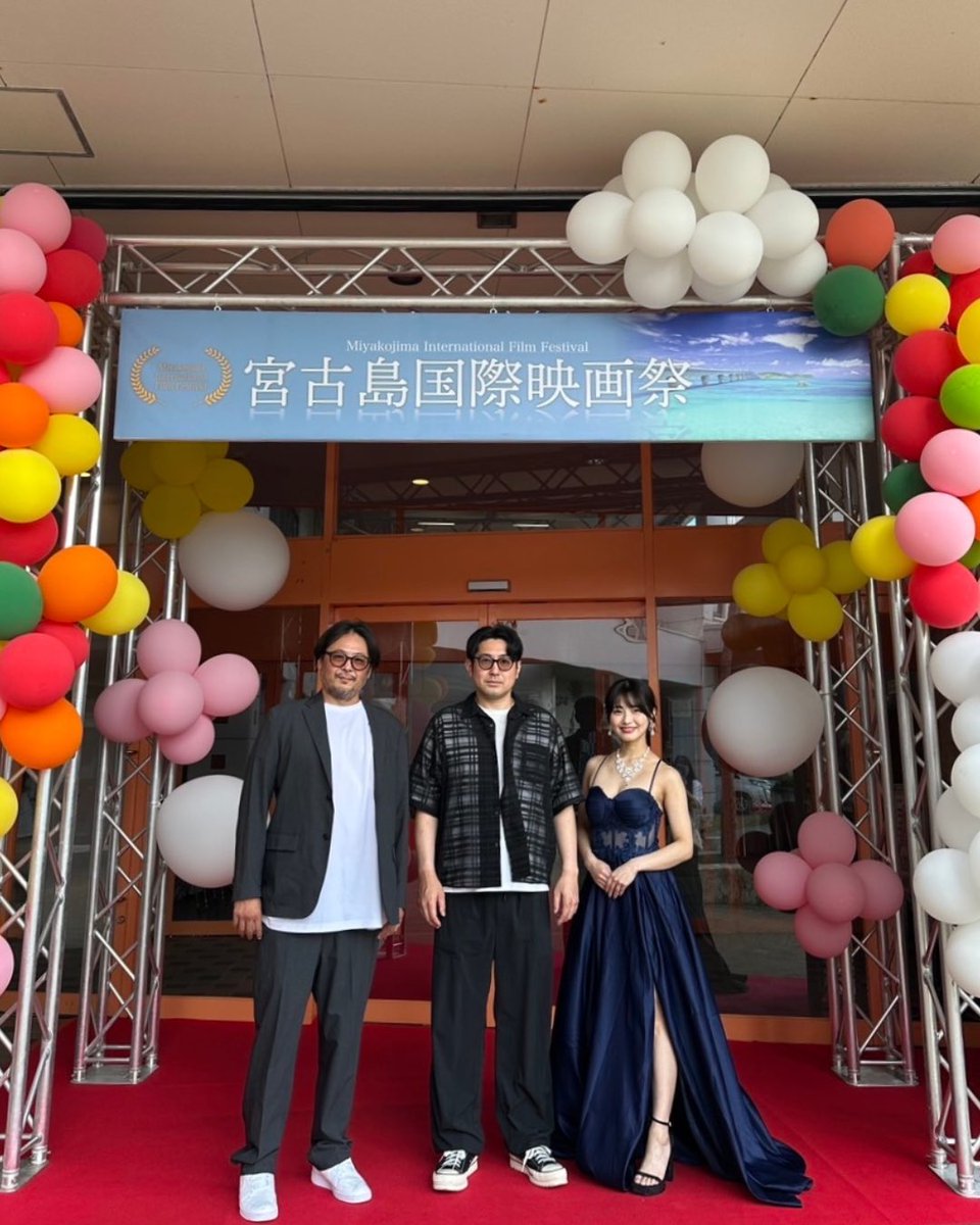 85_gallery's tweet photo. 宮古島チャリティー国際映画祭、開幕です！

『恵まれた幸せ』がノミネート作品に選出していただいております。
皆様、応援のほどよろしくお願い申し上げます！

画像左から
田中和孝監督
別紙慶一
片岡沙耶さん https://t.co/WhWz6OCUmm