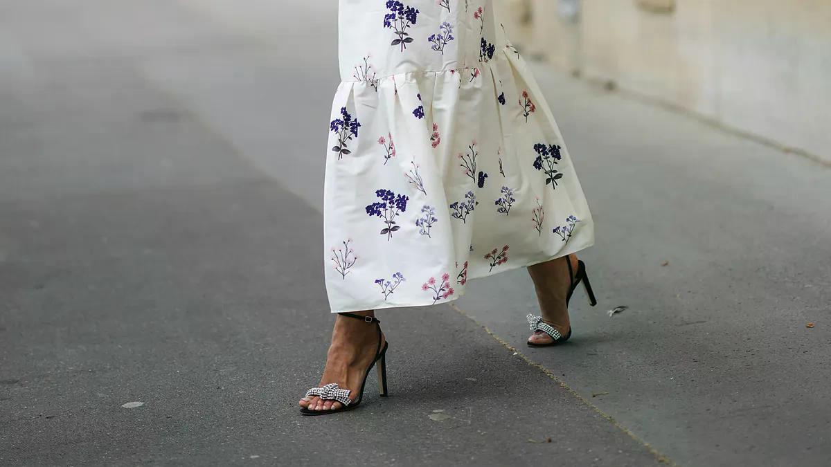 Si las andaluzas elegantes llevan así la falda midi con sandalias es porque esta sencilla combinación resulta infalible ebx.sh/xaCb3L