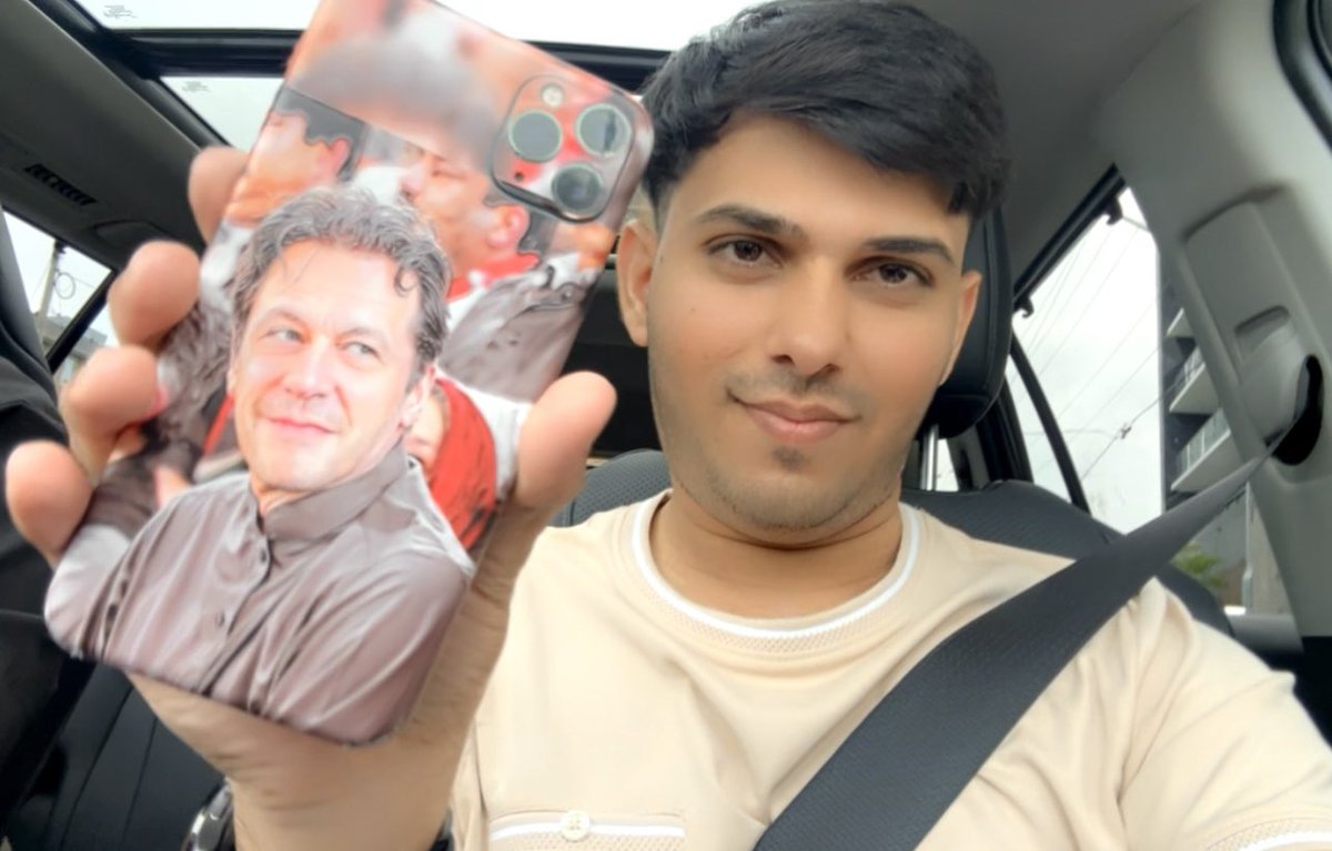 دنیا بھر گھومنے میں جہاں بھی جاوں 
عمران خان صاحب میرے ساتھ ہی ہوتے ❤️