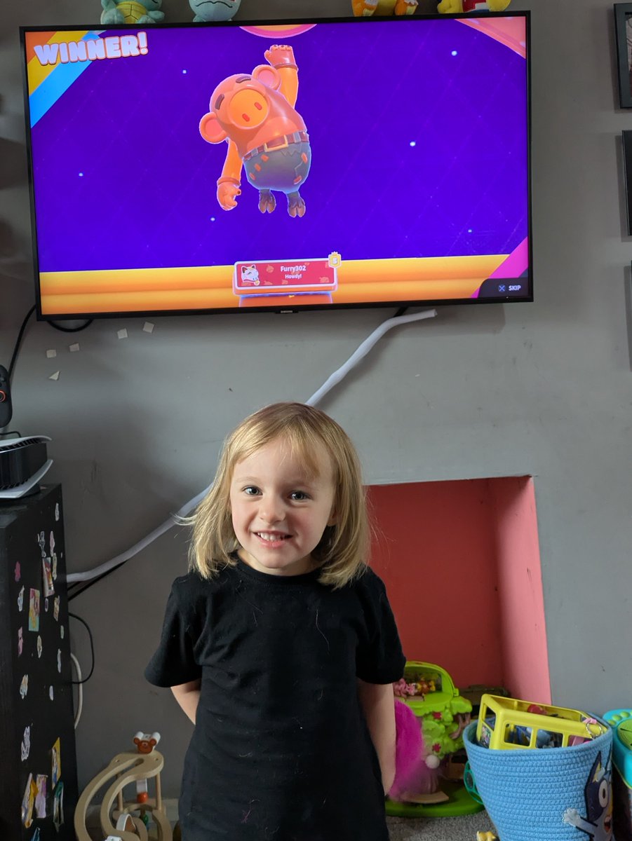 Furry302's tweet photo. My daughter Tifa wanted to show (The cute Lady)@Rosie_Caddick (The funny man who shakes his bum)@rob_pearson86 and(The funny man who makes the noises)@DavidJackson_85  "Us" getting a crown. She loves the Race for the crown VOD
@PSACCESSFANS #fallguys https://t.co/oYxXluTvAn