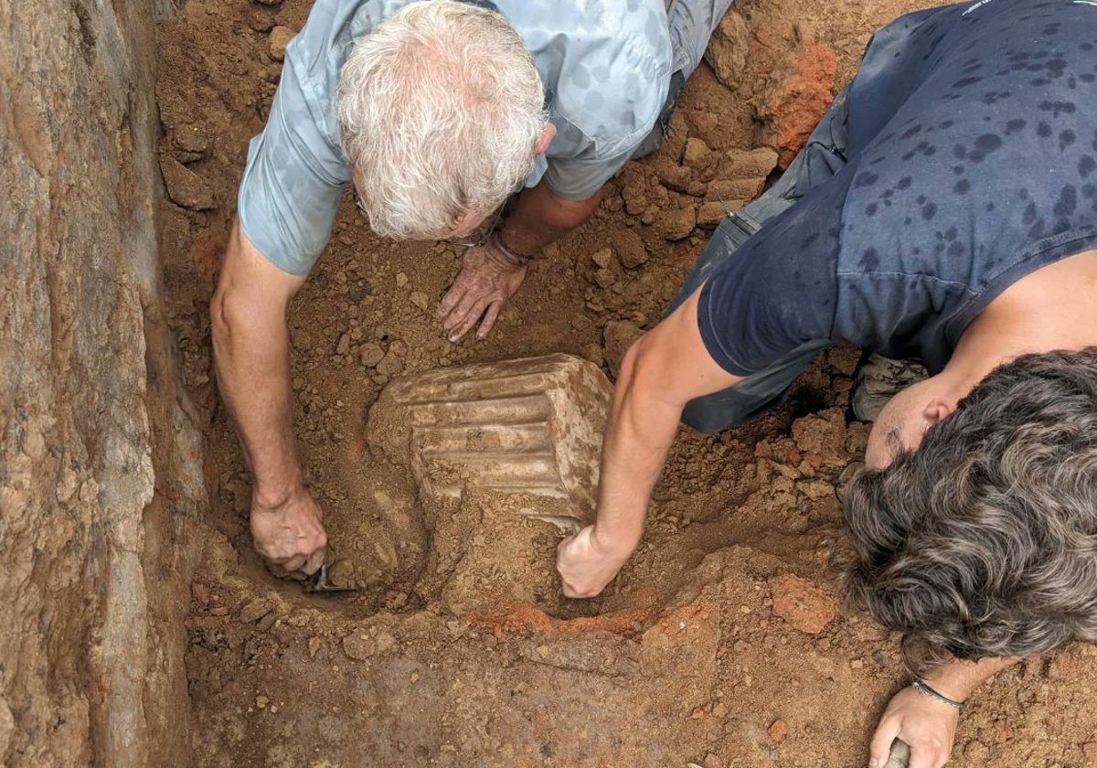 🚨NOTICIAS ARQUEOLÓGICAS🚨

Finaliza la campaña del Turuñuelo con nuevas sorpresas.

En concreto, la pieza estrella de este año han sido los fragmentos de una pila o altar, luterio o louterion en griego.