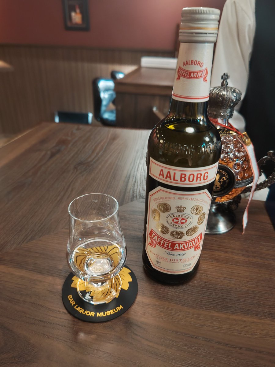 今日もお酒の美術館ヨドバシ仙台店で新入荷のアクアビットをいただきました！デンマークの芋を原料にした蒸留酒ですが芋焼酎とは違い香りがスパイシーです。私は無難にソーダ割が合いました。たしか異世界婚約破棄物の魔導具師ダリアはうつむかないでクラーケンに合わせてたような（笑）#ビジュラー
