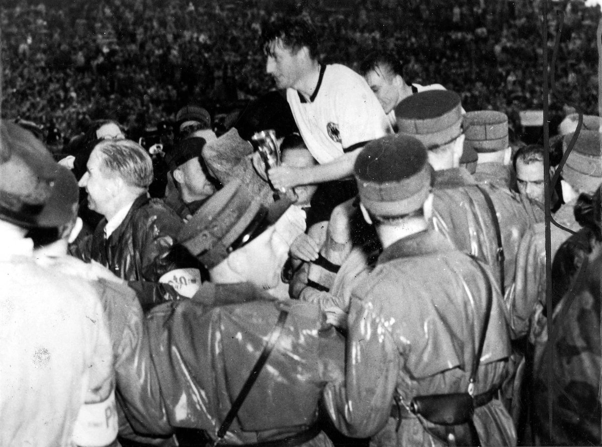🎙️ "Aus dem Hintergrund müsste Rahn schießen..." ⚽️

#OnThisDay in 1954 schrieb das <a href="/DFB_Team/">DFB-Team</a> Geschichte #WunderVonBern 🏆🇩🇪