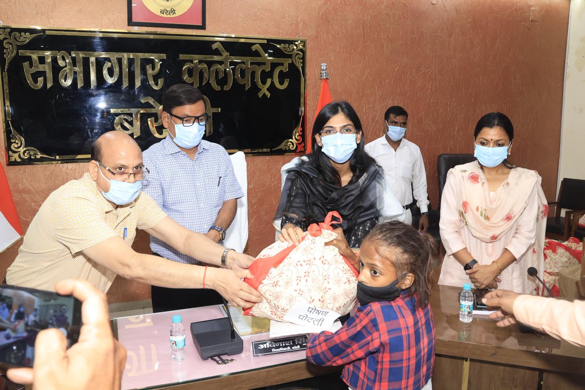 कलेक्ट्रेट सभागार में <a href="/dmbareilly/">DM Bareilly</a> की अध्यक्षता में #टीबी मुक्त भारत अभियान के अंतर्गत क्षय रोगियों को गोद लेने से संबंधित कार्यक्रम आयोजित किया गया जिसमें गोद लिए हुए क्षय रोगियों को पौष्टिक आहार का वितरण कर उपस्थित क्षय रोगियों के उपचार, पोषण, परामर्श आदि हेतु निर्देश दिए गए।
