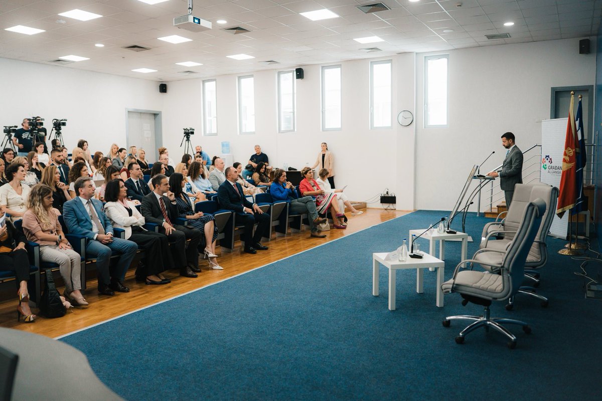 JakovMilatovic's tweet image. Tokom otvaranja konferencije „Moć odlučivanja bez rodne ravnoteže“, u organizaciji @GACrnaGora istakao sam da institucije ne mogu služiti svima ako ne predstavljaju cijelo društvo i ako nema prave reprezentativnosti.
Poručio sam da rodna ravnoteža nije pitanje političke…