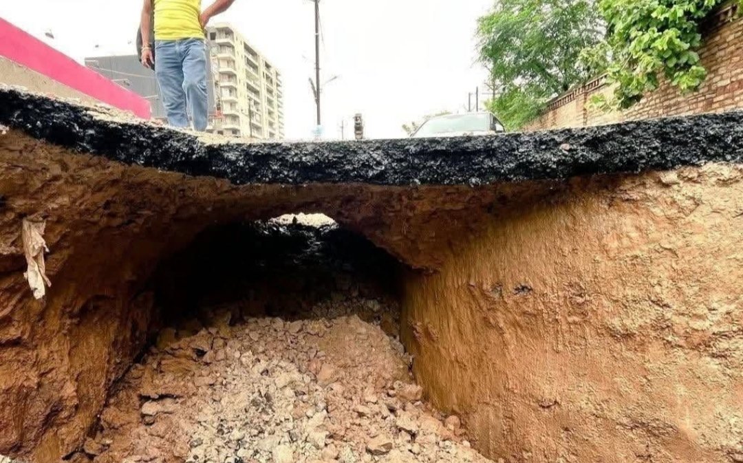 मध्य प्रदेश के सत्ताधारी दल के बड़का नेता जी एक बार कहे थे कि मध्य प्रदेश की सड़के अमेरिका की सड़कों से भी अच्छी है
