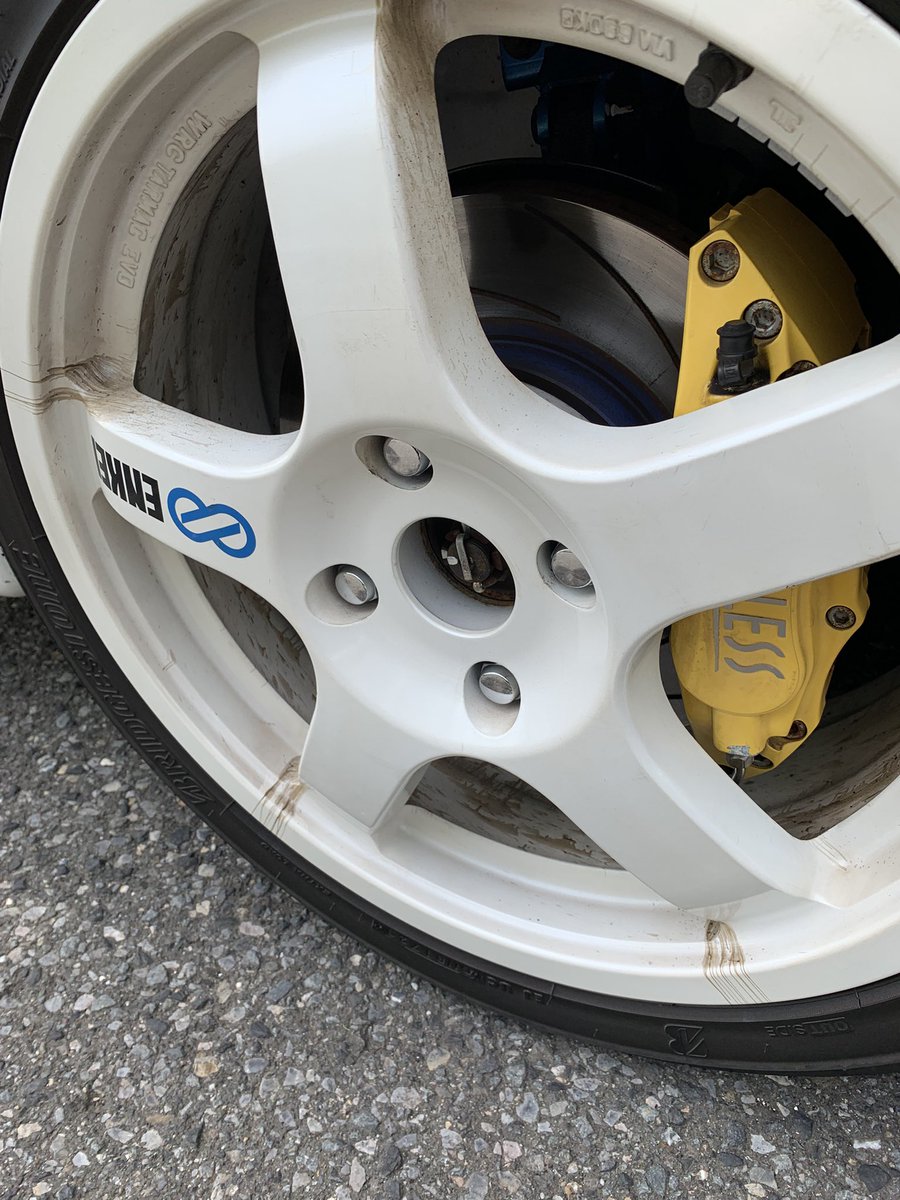 右フロントだけ何処から得体の知れん油？が…解らん🤔何だ？何処から？