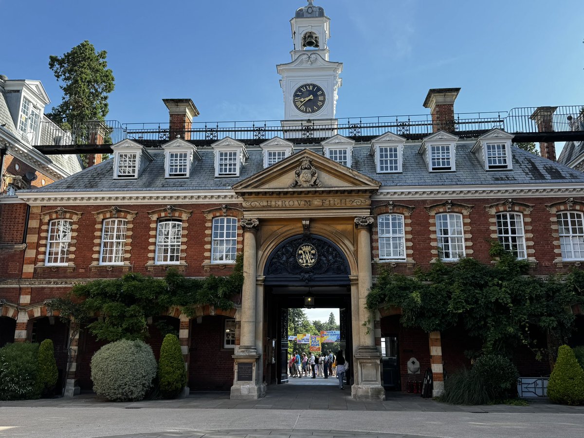 MattTeachCoach's tweet image. It’s a glorious day here in Wellington for Day 2 of @EducationFest! Our @WALKTHRUs_5 strand kicks off with @teacherhead… standing room only for Rosenshine’s Principles In Action! 🙌 Still so much energy around these core ideas 🔥