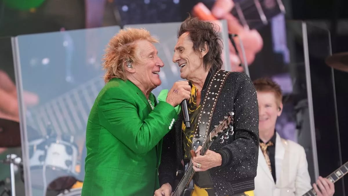 ronniewood's tweet image. 😎🎸#FacesFriday performing 'Stay With Me' on Sunday with @rodstewart at @Glastonbury. @KenneyJones, you were missed ❤
📸 Samir Hussein