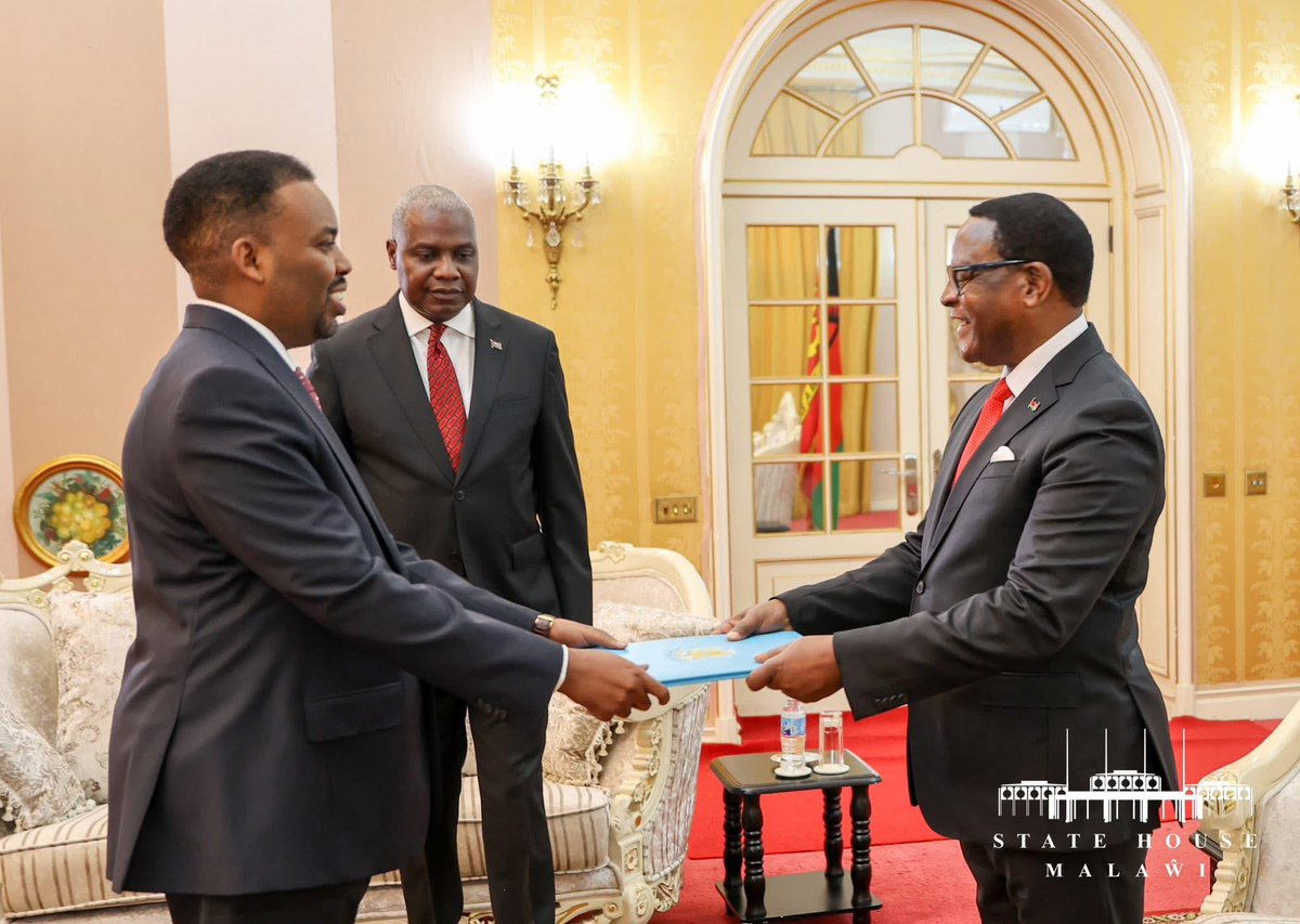 mohamedmahmud's tweet image. Congratulations to Ambasador @IlyasAliHassan on presenting your Letters of Credence to H.E. Dr. Lazarus Chakwera, President of the Republic of Malawi, at Kamuzu Palace in Lilongwe. Big up for adding Malawi to your diplomatic portfolio!  🇸🇴🇲🇼 #Malawi #Somalia
