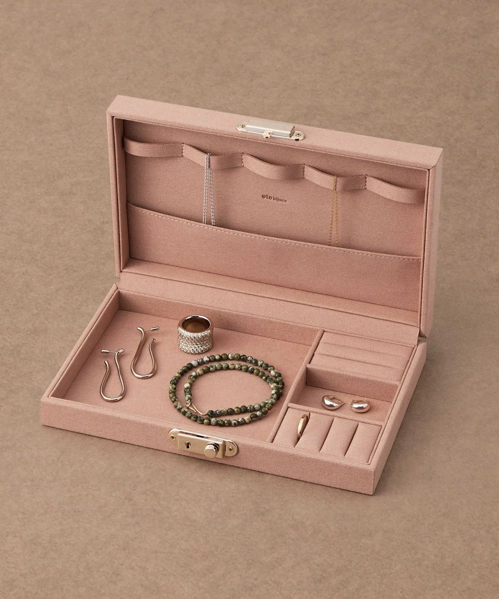 eteの新作ジュエリーボックス最高じゃないですか……？

ネックレスの絡まなさ加減、サングラスもOKなフリースペースの広さ、旅行用にも安心な鍵付き仕様、閉じても薄型コンパクト💍✨