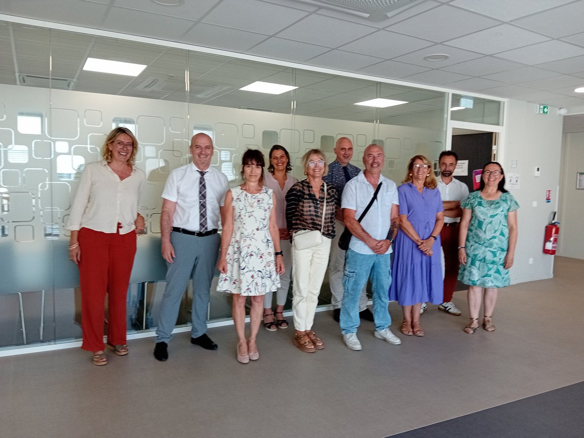 DSDEN82's tweet image. #retraite Pot de départ des professeurs des écoles. Bien que retraités de l' @education_gouv certains continueront d'oeuvrer pour la jeunesse. "L'école met en vie et peut changer la vie". Une croyance restée inchangée malgré les années. Un grand merci pour tout votre travail.