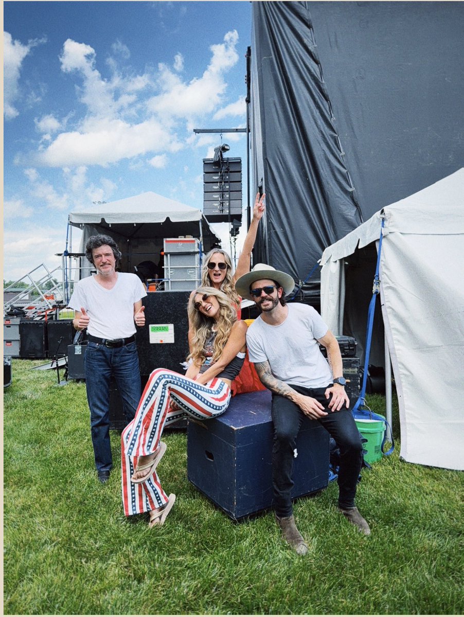 _SarahDarling's tweet image. Happy Birthday America! Big love Wisconsin โค๏ธ๐ค๐