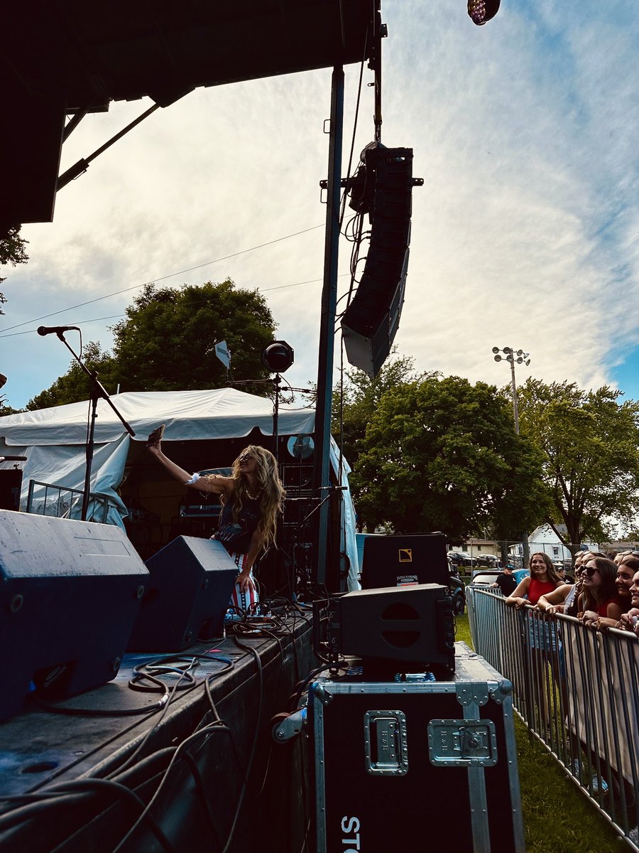 _SarahDarling's tweet image. Happy Birthday America! Big love Wisconsin โค๏ธ๐ค๐