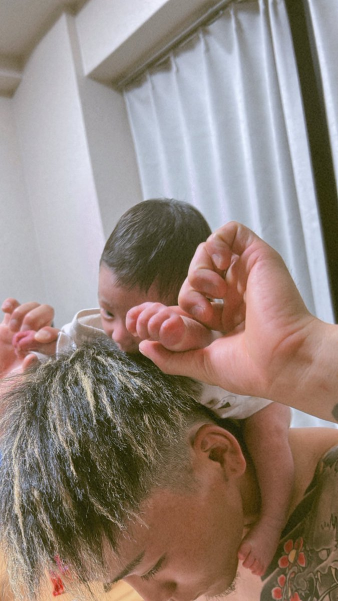 男と男の子のじゃれあいみたいなん母からすればたまにヒヤヒヤしやん？
3歳の息子に高い高いしてるのでさえヒヤヒヤする🧏‍♀️