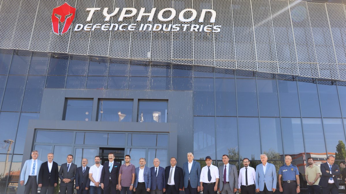 Dünya Odalar Federasyonu Başkanı ve Türkiye Odalar ve Borsalar Birliği (TOBB) Başkanı Sayın M. Rifat HİSARCIKLIOĞLU İlçemizde faaliyet gösteren silah firmalarına ziyarette bulundu. Ziyarete Kaymakamımız Sayın Mehmet Kemal AKPINAR ve Belediye Başkanı Adil BAYINDIR da eşlik etti.