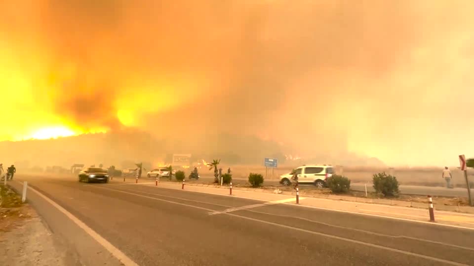 SGNews123's tweet image. 🔥 Death toll rises to 2 as wildfires continue to rage in western Turkey, reports the Forestry General Management. Firefighters battle to contain the blaze amid challenging conditions.

#TurkeyWildfires  #WildfireUpdate #BreakingNews