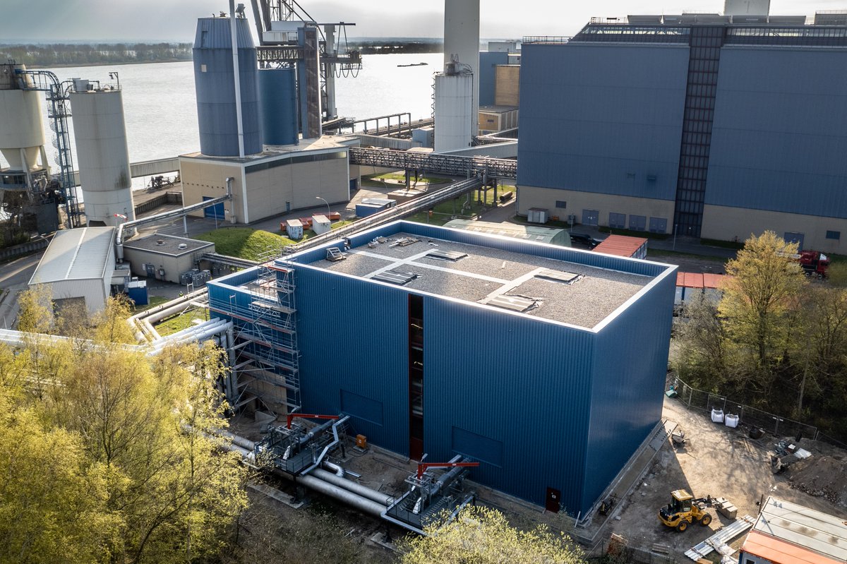 Mehr grüne Wärme aus #Wedel! Die Leistung unserer Power-to-Heat-Anlage wird von 80 MW auf 100 MW erhöht und versorgt so bis zu 33.000 Hamburger Haushalte mit grüner #Fernwärme.  Ein wichtiger Schritt für die #Energiewende! Mehr Infos unter: t1p.de/iymud <a href="/50Hertzcom/">50Hertz</a>