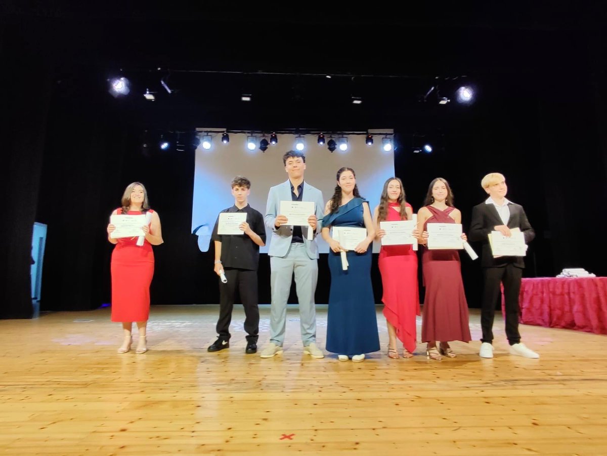 Rematamos as publicacións da Graduación de 4° ESO tendo un especial recordo ás nosas alumnas e alumnos cos mellores expedientes. Mencións especiais e matrículas de honra. Parabéns a este grupo e feliz veràn que  merecedes un bo descanso.