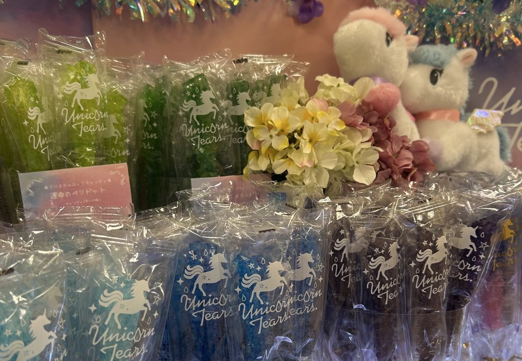 MERRYBEANS86's tweet photo. ユニコーンティアーズから新商品が登場✨キラキラソーダが作れちゃうユニコーンの涙にピーチ味が加わりました🍑✨ロックキャンディも全色ございますの是非お店に遊びに来てね🦄💖
#ユニコーンティアーズ #ユニコーンティアーズどこで買えるかひみつだよ  #メリービーンズ #マーゴ https://t.co/9RWEEfCB90