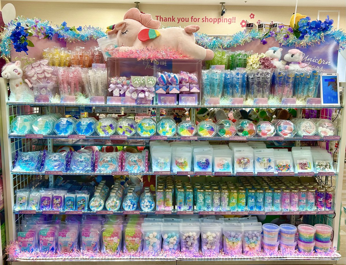 MERRYBEANS86's tweet photo. ユニコーンティアーズから新商品が登場✨キラキラソーダが作れちゃうユニコーンの涙にピーチ味が加わりました🍑✨ロックキャンディも全色ございますの是非お店に遊びに来てね🦄💖
#ユニコーンティアーズ #ユニコーンティアーズどこで買えるかひみつだよ  #メリービーンズ #マーゴ https://t.co/9RWEEfCB90