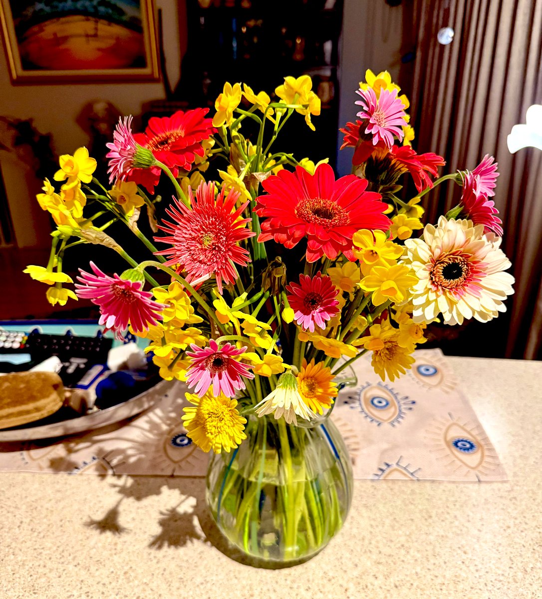 tatvonb's tweet photo. Today was a good day. It started with gym, walked the pooches, therapy and finally picked some garden flowers 🌻 🫶🤌🏻 
And tomorrow’s will probably be 💩🤓#gymmotivation #workoutmotivation #cavoodles 
#flowers #GardeingX #MentalHealthMatters #FoodieBeautyAnimalAbuser #FoodieBeauty #AnimalLovers