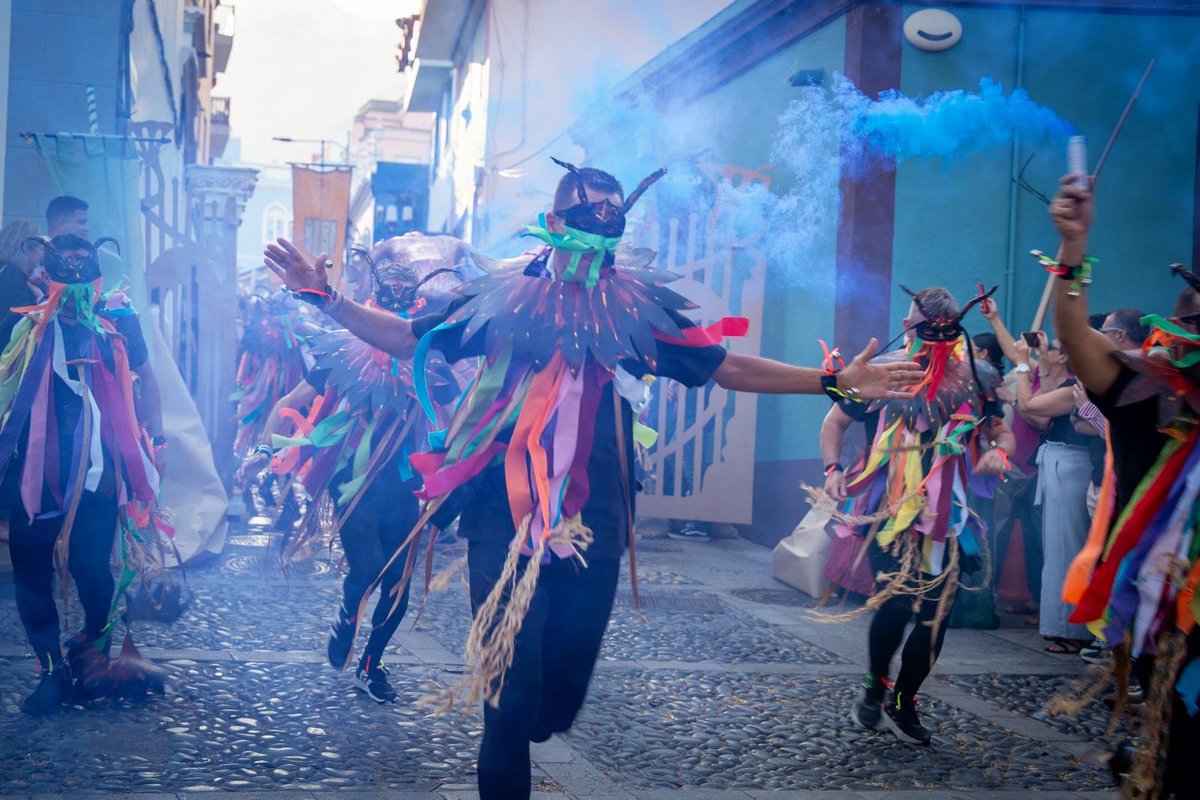 ElTimeLaPalma's tweet image. El pueblo toma la calle en la Cabalgata del Pregón para reivindicar su identidad cultural  eltime.es/cultura/54200-… 

#pregon #BajadaDeLaVirgen #cabalgata