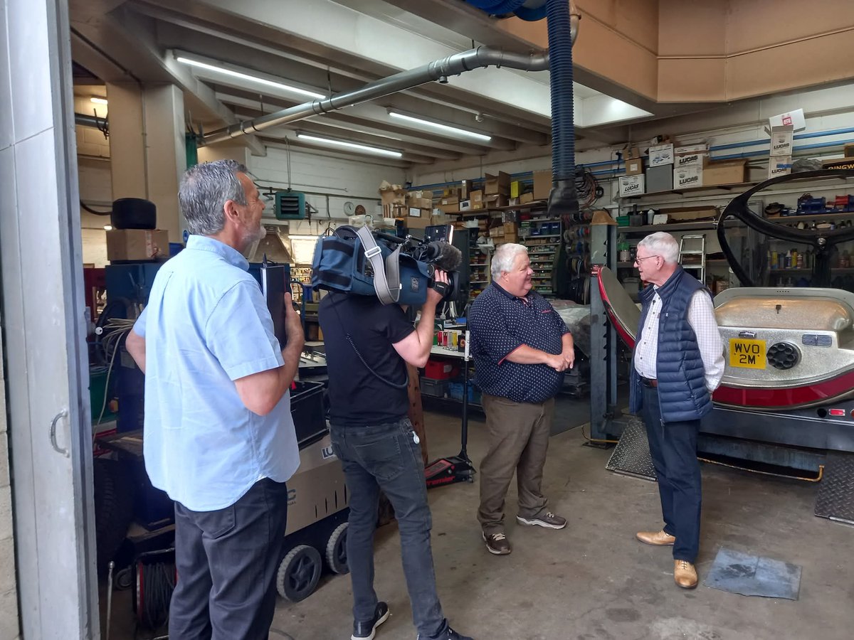 In advance of the visit of our Sunbeam 350hp Blue Bird to Pendine in Wales we welcomed Howard Davies and Huw Davies and the <a href="/RalioS4C/">Ralïo+</a> to Beaulieu for one of their Howard Yn y Garej programmes. Watch on <a href="/YouTube/">YouTube</a> : bit.ly/4ksqJl9 <a href="/S4C/">S4C 🏴󠁧󠁢󠁷󠁬󠁳󠁿</a> #ralio