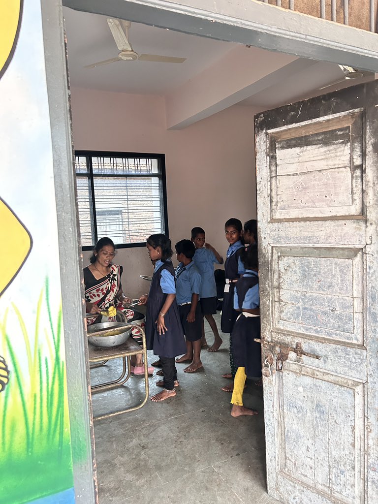 शाळेत मुलं शिकत असताना सरकारी इमारत प्रायव्हेट कॉव्हेंटला भाड्यानं कशी दिली जाऊ शकते?
मराठी शाळा वाचवायचीये, मराठी भाषा जपायचीये अशा मोठमोठाल्या गोष्टी सध्या राज्यात सुरू आहेत. आज मी नगर परिषदेच्या मराठी शाळेत गेली होती.  ही माझी पहिली शाळा आणि आता बाबा इथे मुख्याध्यापक आहेत.