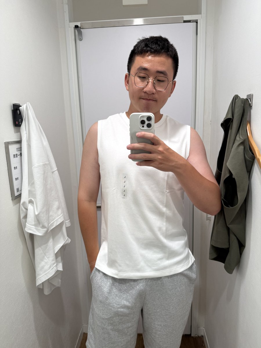 無袖的樣子🤔
（感覺我的色差好嚴重喔）