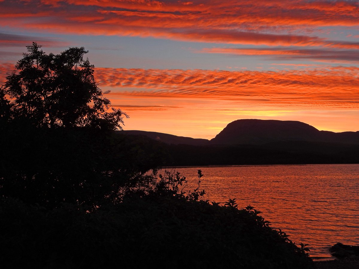 Would you get up at 5AM every morning if you could see sunrises like this one? We see them here just about every morning in the summer. This morning we have 22 degrees and sunshine but may get some rain late this afternoon.
