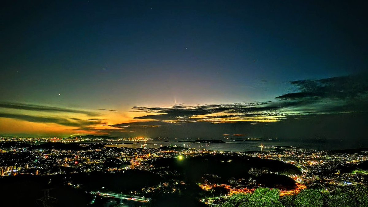いつの日かの彗星と夜景