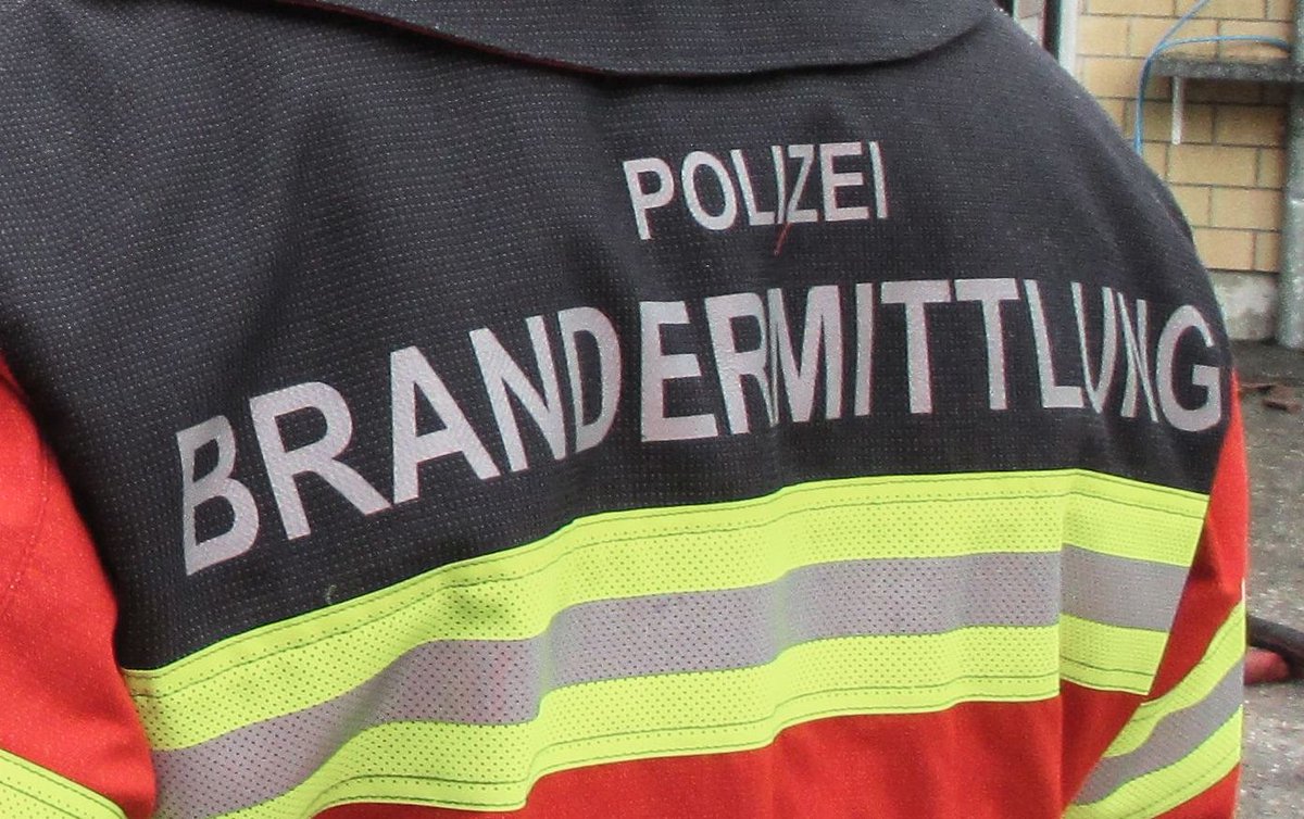 KapoSolothurn's tweet photo. #Seewen: Funkenwurf in Heu dürfte zu Brand in Wohnhaus mit Ökonomieteil geführt haben – Nachtrag (Foto: Symbolbild)
https://t.co/CX1uHjTOo2 https://t.co/wfeNhUxhPE