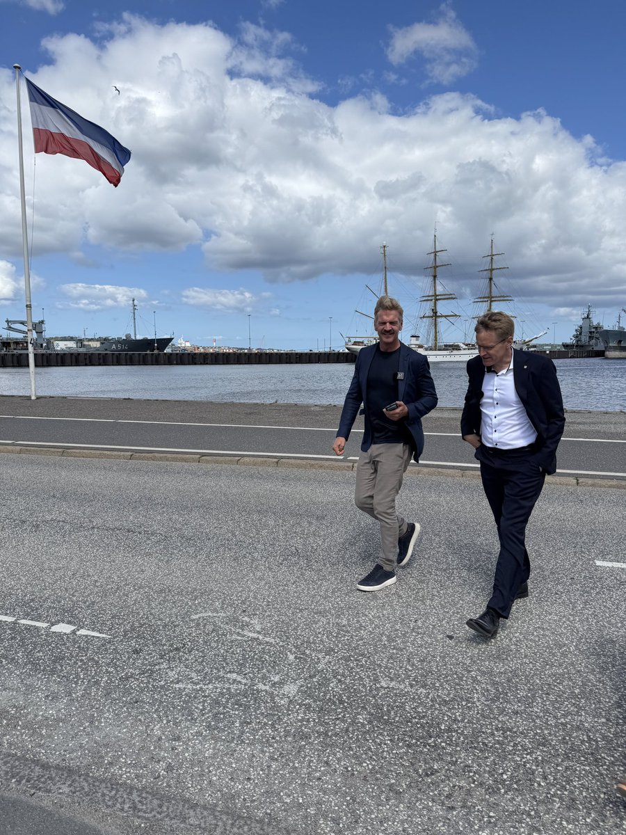 rixa_fursen's tweet image. POLITICO goes North: Ein Spaziergang entlang der Kieler Förde – von der Staatskanzlei bis zum Marinestützpunkt – mit @DGuenther_CDUSH und @GordonRepinski. Es geht um Schwarz-Rot im Bund, Markus Söder, die politischen Ränder und seine Berlin-Pläne. open.spotify.com/episode/1ic91W…