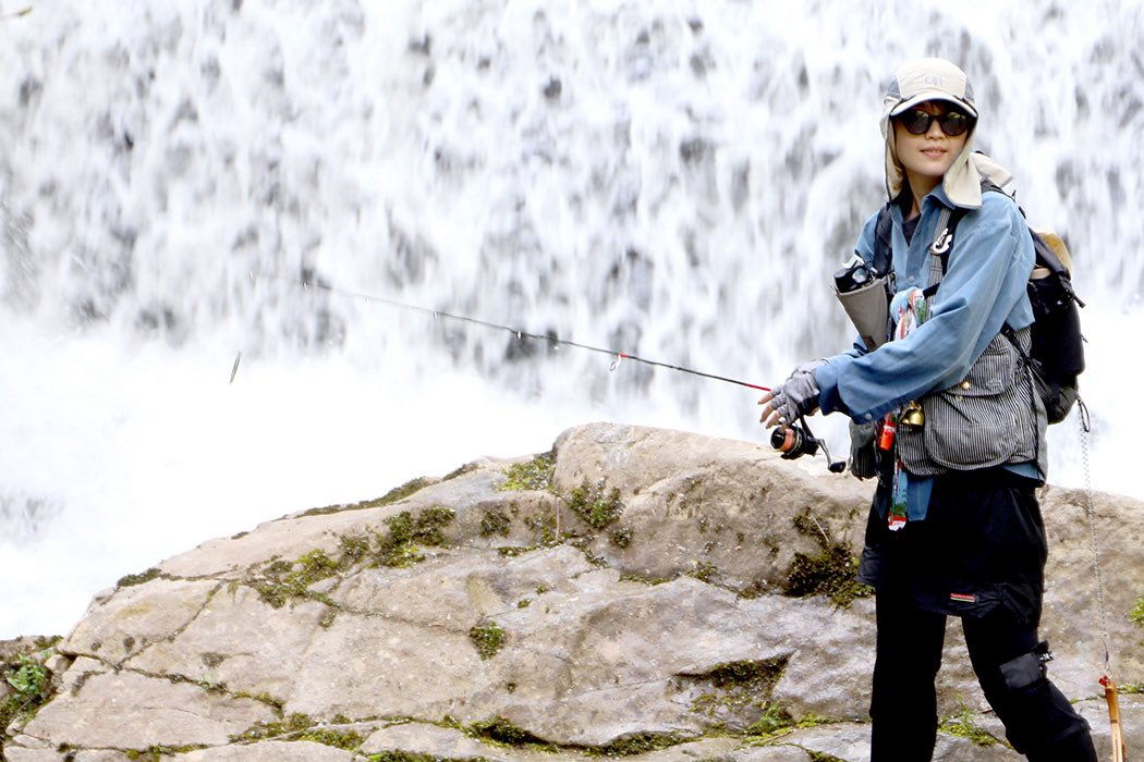 Huerco_jp's tweet photo. アウトドアショップ店員のもちこ。さんと、
夏の源流岩魚⛰️🎣ロッドはHuerco GT406-5S で💫💫
・
Good sized char in her hands with the Huerco GT406-5S.✨✨
・
#travelrod
#troutfishing 
#outdoor 
#streamclimbing 
#kinoe
#huercojp https://t.co/ZB0S0YwG6L