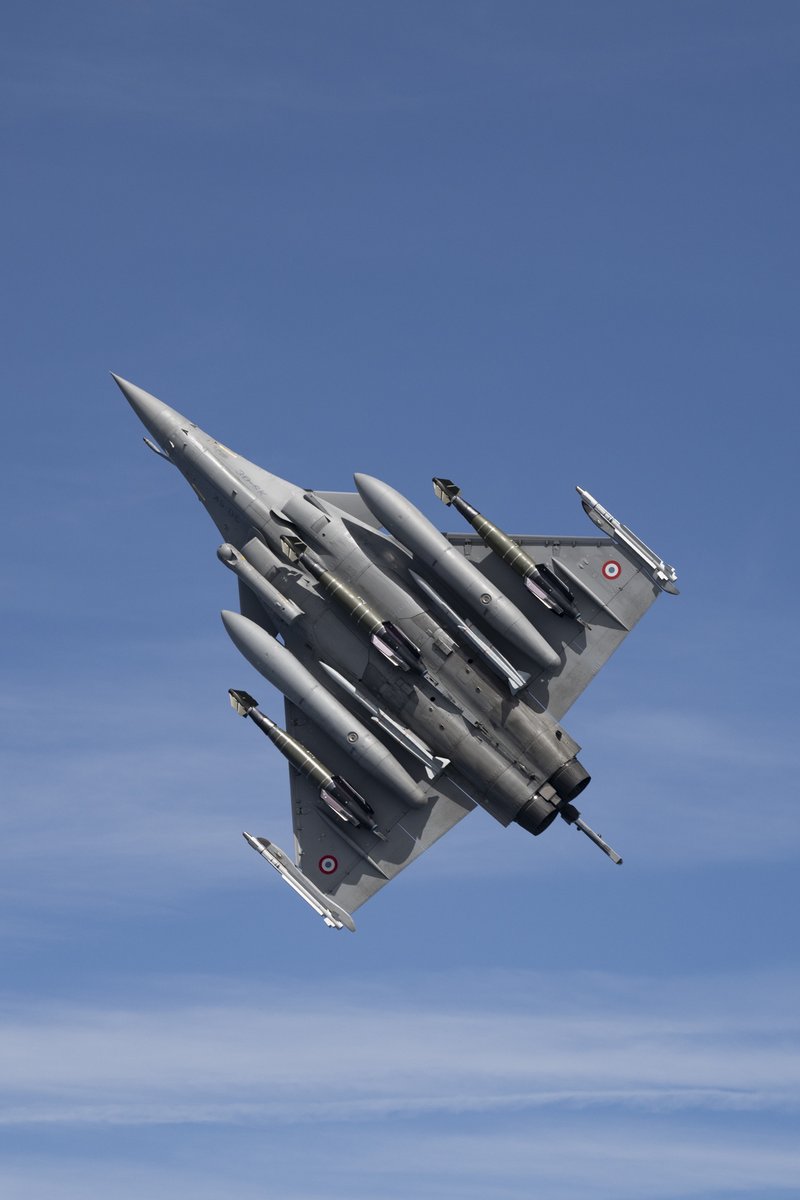 Armee_de_lair's tweet image. Le #Rafale trace sa route estivale en configuration omnirôle. Même sous de fortes chaleurs 🔥, on garde le cap pour votre #VendrediChasseur  🫡

©️ ADC Sébastien Lafargue / armée de l&apos;Air et de l&apos;Espace