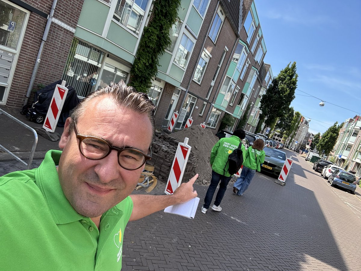 Hoppa, de zon schijnt 🌞, dus de wijken in! Fractiemedewerkers <a href="/DamienZeller/">Damiën Zeller</a> en <a href="/juliettebakker9/">Juliette Bakker</a> nemen het enthousiast het voortouw richting 1e locatie. #Ombudspolitiek