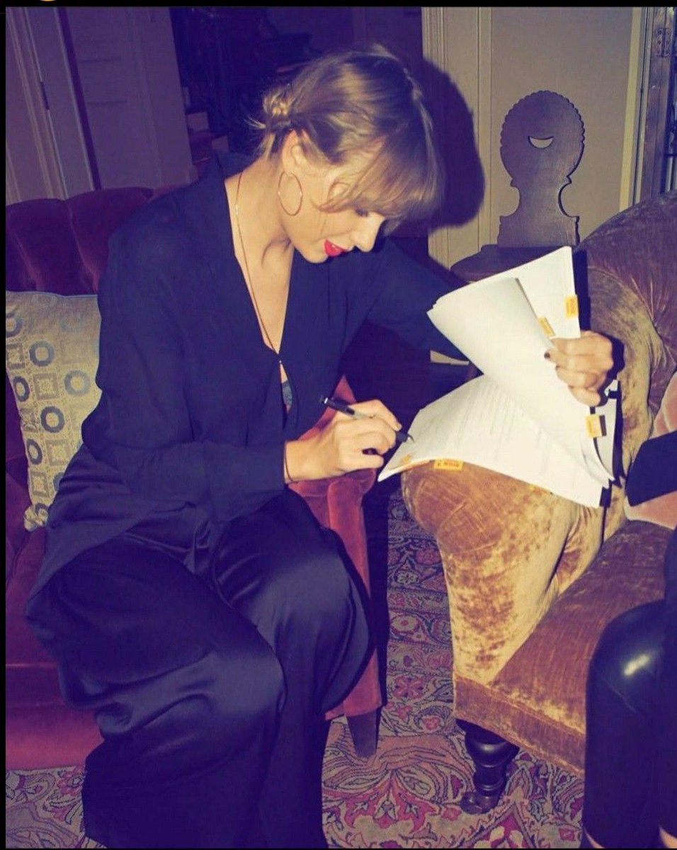 pnwswiftie_13's tweet image. 🎇 Happy Taypendence Day! 🎇
Today we celebrate breaking free from bad exes, bad contracts, and bad vibes.
Grab your friendship bracelets and reclaim your discography 💅
#TaypendenceDay #SwiftieNation
@taylornation13