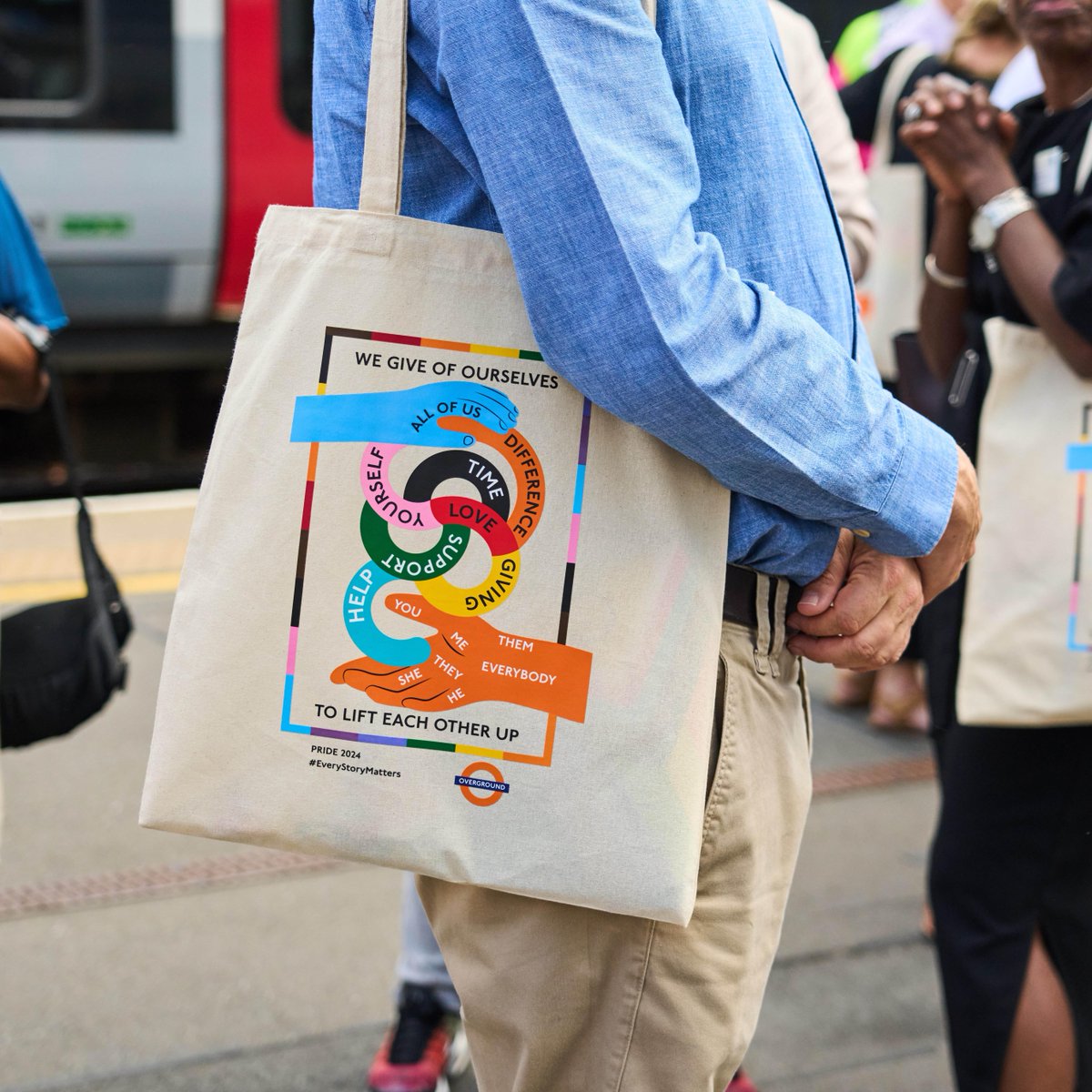 TfL's tweet image. Heading to the @PrideInLondon Parade this Sat 5 July? 📣
Central London will be busy – allow extra time, expect queues, and plan ahead using our travel tools: tfl.gov.uk/status-updates…