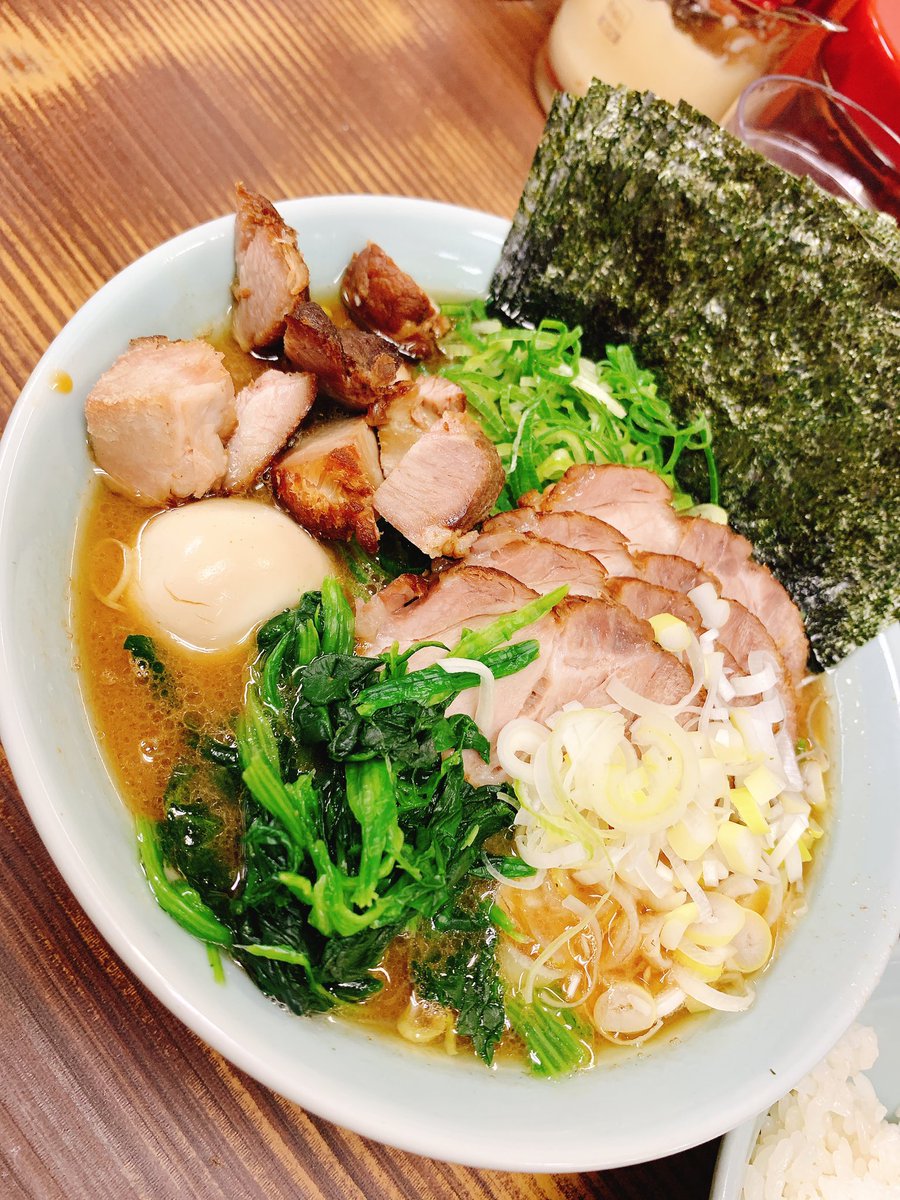 Q3_8686's tweet image. 武蔵家 川口店
#らーめんウォッチ麺
#武蔵家川口店
🍜全部乗せ並＋ねぎチャー＋ほうれん草(ｶﾀ､ｺｲ､ｵｵ)
🍚無限ライス
急に訪れる家系の口
とい流食べ方←は？
熱々の具材を食べる為麺の具材をご飯にエスケープ！
別皿ほうれん草にニンニクと一味醤油漬け(最強)
海苔スープダイブからの各々文字数