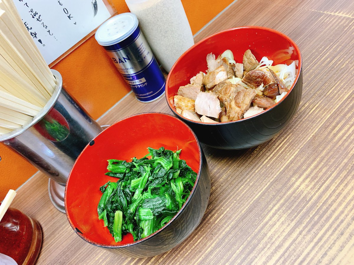 Q3_8686's tweet image. 武蔵家 川口店
#らーめんウォッチ麺
#武蔵家川口店
🍜全部乗せ並＋ねぎチャー＋ほうれん草(ｶﾀ､ｺｲ､ｵｵ)
🍚無限ライス
急に訪れる家系の口
とい流食べ方←は？
熱々の具材を食べる為麺の具材をご飯にエスケープ！
別皿ほうれん草にニンニクと一味醤油漬け(最強)
海苔スープダイブからの各々文字数