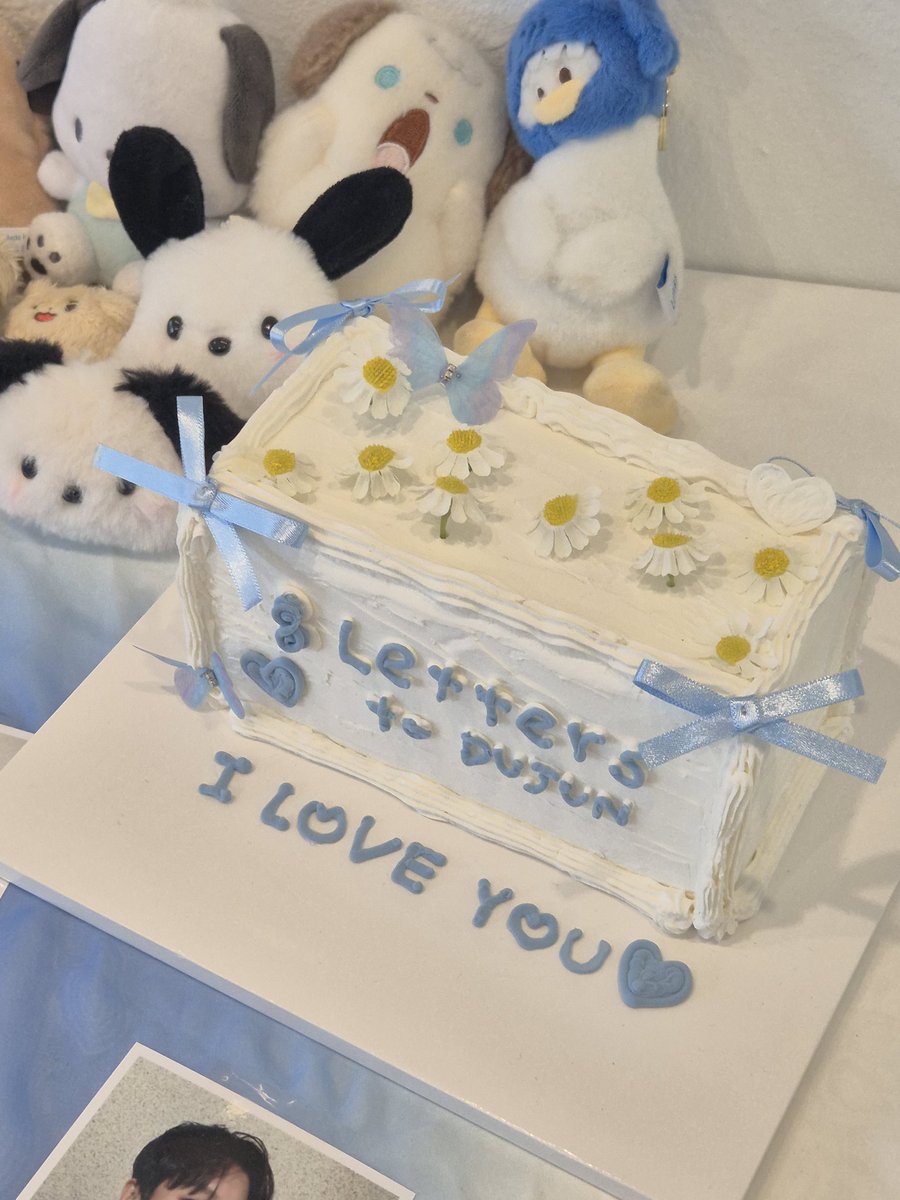 xexxoxexxo's tweet photo. 해피두준데이 💙두준시💙 두준이로 가득한 공간에서 행복한 시간을 보냈어요 ! ᰔᩚ 두준이가 호박나물을 먹었다는 사실이 저를 행복하게 하네요. 강쥐야 생일 축하해🥳

#8letters_to_dujun
#마음껏두준사랑하기 https://t.co/70ETRySnXg