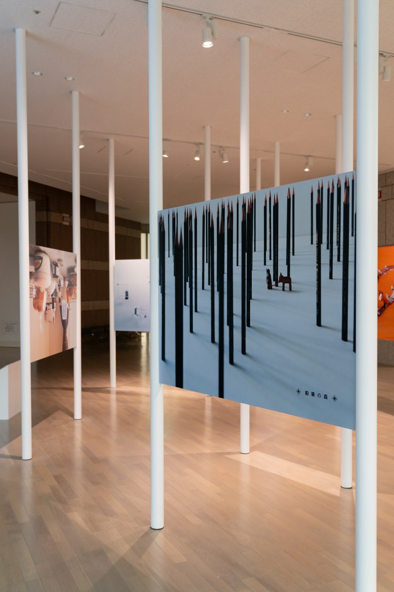yokobi_tweet's tweet photo. 【佐藤雅彦展 日時指定券導入前にご購入済のART PASSチケットについて】
日時指定券の導入について現在準備を進めております。
当館オンラインチケット販売サイト「ART PASS」でチケット購入済みの方には、別途ART PASSよりメールをお送りし、既にお持ちのQRコードはそのままに、追加で日時���定予約（無料）を設定いただくご案内をいたします。そのため、改めて購入しなおすことは不要です。メール送信日は改めてご案内します。
なお、その他のチケットをお持ちの方へのご案内は改めてウェブサイト・SNS等でお知らせしますので、いましばらくお待ちください。

＜画像＞「佐藤雅彦展」展示風景　撮影：加藤健