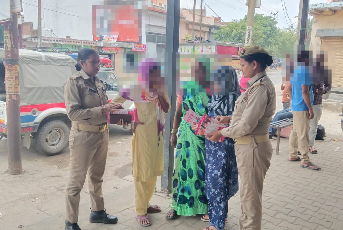 sambhalpolice's tweet photo. #SPSambhal @Krishan_IPS के निर्देशन में महिला सुरक्षा दल महिला थाना/एंटी रोमियो टीम द्वारा #MissionShakti अभियान के तहत भ्रमणशील रहकर महिलाओं/बालिकाओं को साइबर अपराध व उनके अधिकारों/हेल्प0नं0 1090 आदि के सम्बन्ध में जागरूक किया गया।
#MissionShaktiSambhal https://t.co/Lxae2DkGo1