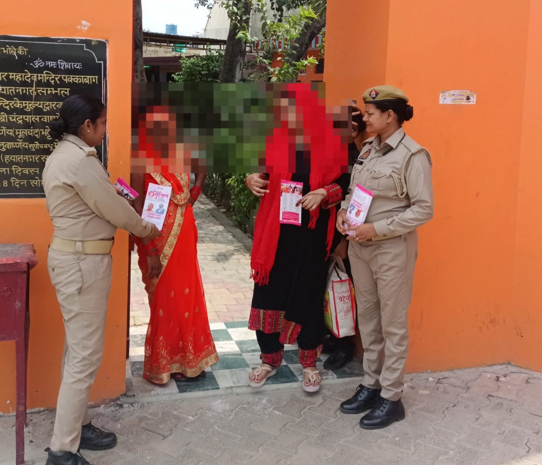 sambhalpolice's tweet photo. #SPSambhal @Krishan_IPS के निर्देशन में महिला सुरक्षा दल महिला थाना/एंटी रोमियो टीम द्वारा #MissionShakti अभियान के तहत भ्रमणशील रहकर महिलाओं/बालिकाओं को साइबर अपराध व उनके अधिकारों/हेल्प0नं0 1090 आदि के सम्बन्ध में जागरूक किया गया।
#MissionShaktiSambhal https://t.co/Lxae2DkGo1