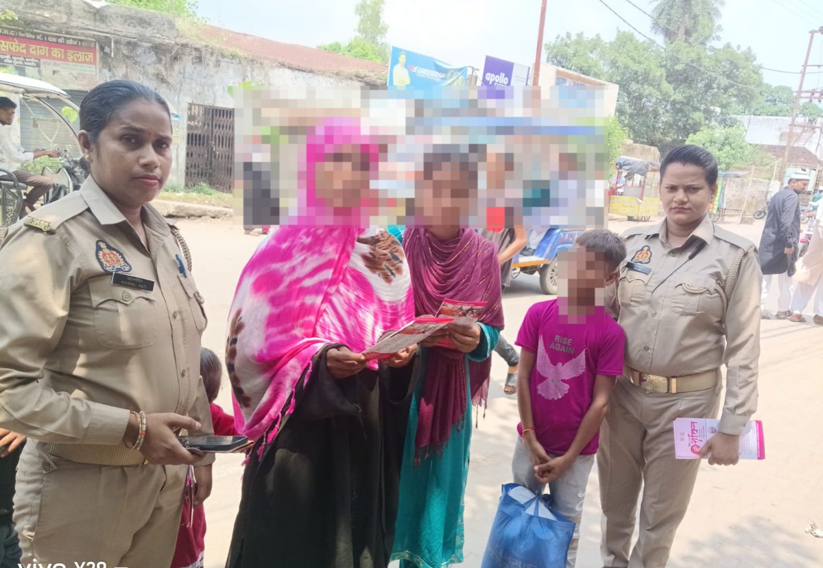 sambhalpolice's tweet photo. #SPSambhal @Krishan_IPS के निर्देशन में महिला सुरक्षा दल महिला थाना/एंटी रोमियो टीम द्वारा #MissionShakti अभियान के तहत भ्रमणशील रहकर महिलाओं/बालिकाओं को साइबर अपराध व उनके अधिकारों/हेल्प0नं0 1090 आदि के सम्बन्ध में जागरूक किया गया।
#MissionShaktiSambhal https://t.co/Lxae2DkGo1