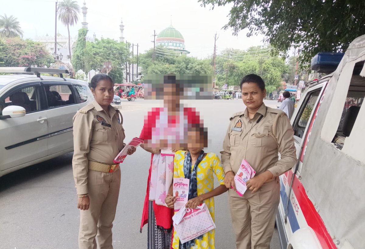 sambhalpolice's tweet photo. #SPSambhal @Krishan_IPS के निर्देशन में महिला सुरक्षा दल महिला थाना/एंटी रोमियो टीम द्वारा #MissionShakti अभियान के तहत भ्रमणशील रहकर महिलाओं/बालिकाओं को साइबर अपराध व उनके अधिकारों/हेल्प0नं0 1090 आदि के सम्बन्ध में जागरूक किया गया।
#MissionShaktiSambhal https://t.co/Lxae2DkGo1