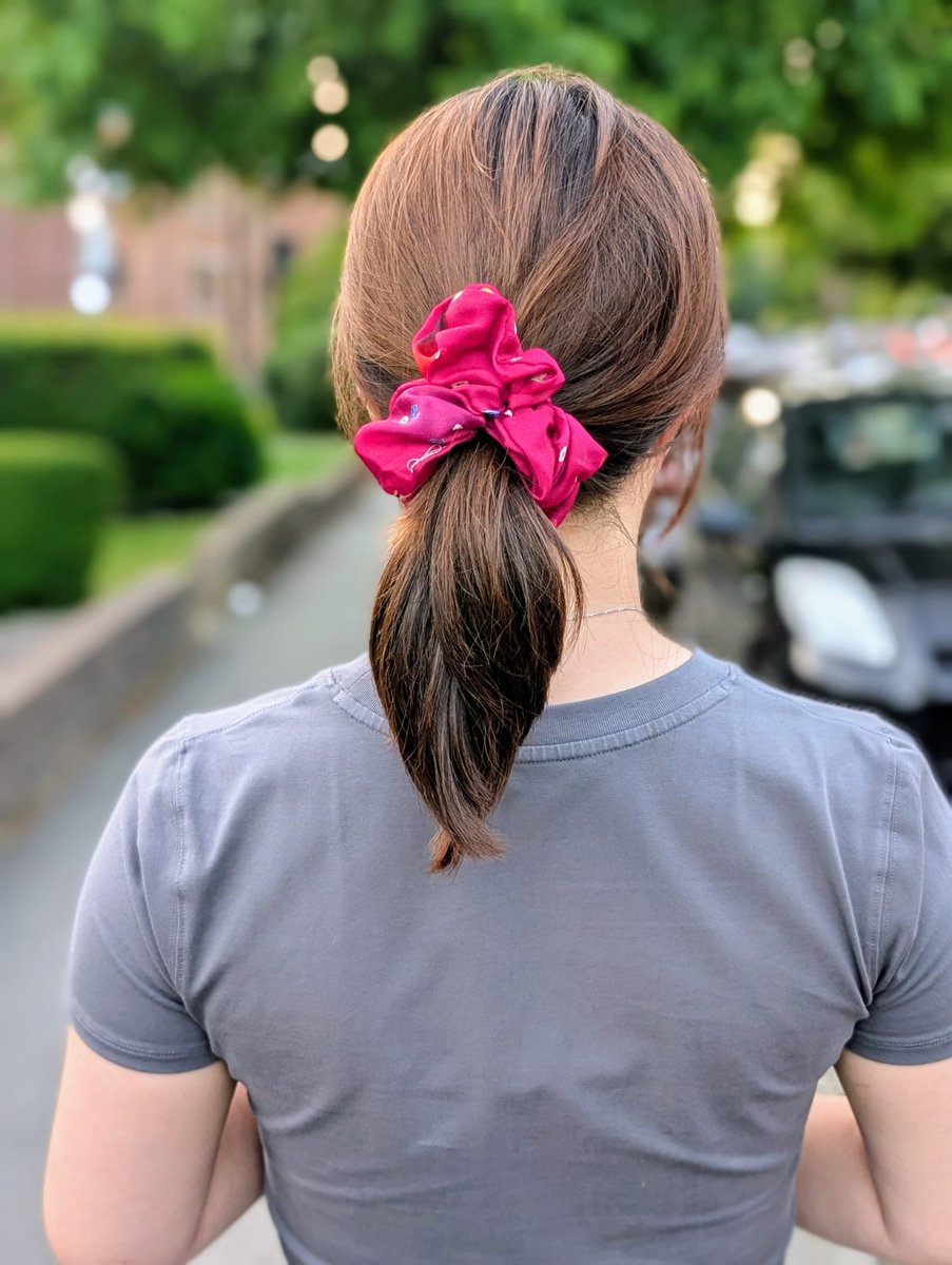 Kundakala scrunchies made by repurposing sarees are always a joy to behold. They are pretty simple to make and are great if you want to repurpose fabric/garments. Let us know in the comments if you'd like a video tutorial. 
#kundakala #alterationsandupcycle #microbusinesses