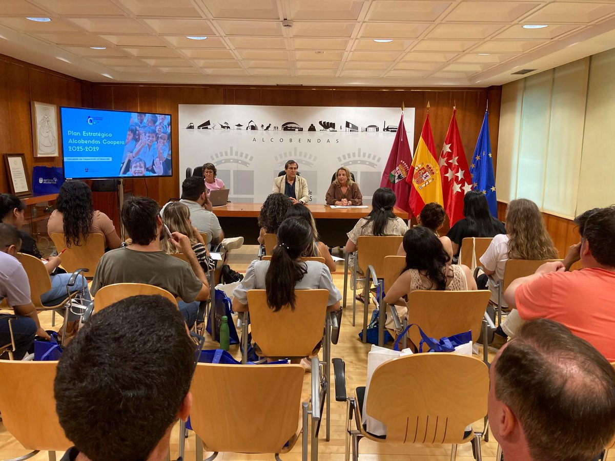 🎓Ayer tuvimos la oportunidad de recibir en el Ayuntamiento de Alcobendas a alumnos de los cursos de verano de la universidad Complutense. Mi compañera Cristina Capdevila y yo les hablamos de los procesos de participación y de cooperación.